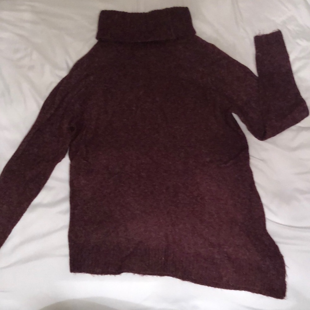 Abercrombie & Fitch slanted hem sweater